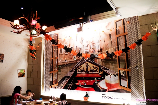 石窯屋：【蘆洲美食】二訪☼石窯屋 ☼窯烤披薩&半月烤餅美味又特別,推薦必嘗~秋季威尼斯墨魚義大利燉飯搭漁港現流小卷海味十足,快來參加萬聖節派對吧!