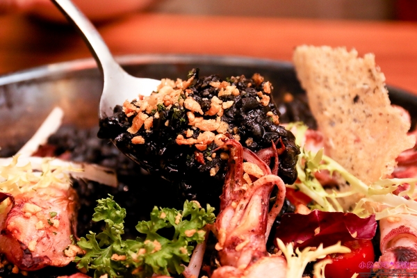 石窯屋：【蘆洲美食】二訪☼石窯屋 ☼窯烤披薩&半月烤餅美味又特別,推薦必嘗~秋季威尼斯墨魚義大利燉飯搭漁港現流小卷海味十足,快來參加萬聖節派對吧!