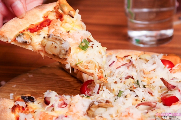 石窯屋：【蘆洲美食】二訪☼石窯屋 ☼窯烤披薩&半月烤餅美味又特別,推薦必嘗~秋季威尼斯墨魚義大利燉飯搭漁港現流小卷海味十足,快來參加萬聖節派對吧!