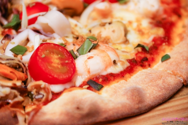 石窯屋：【蘆洲美食】☼石窯屋☼龍蝦番茄蝦醬細扁麵實在是太誘人了,肉質彈牙鮮甜/現點現做現窯烤的披薩&烤餅,餅皮Q彈有咬勁,非常推薦~