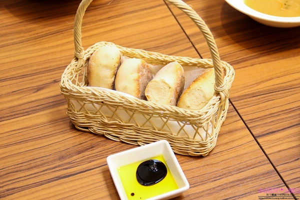 石窯屋：【蘆洲美食】二訪☼石窯屋 ☼窯烤披薩&半月烤餅美味又特別,推薦必嘗~秋季威尼斯墨魚義大利燉飯搭漁港現流小卷海味十足,快來參加萬聖節派對吧!