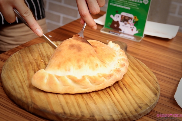 石窯屋：【蘆洲美食】二訪☼石窯屋 ☼窯烤披薩&半月烤餅美味又特別,推薦必嘗~秋季威尼斯墨魚義大利燉飯搭漁港現流小卷海味十足,快來參加萬聖節派對吧!