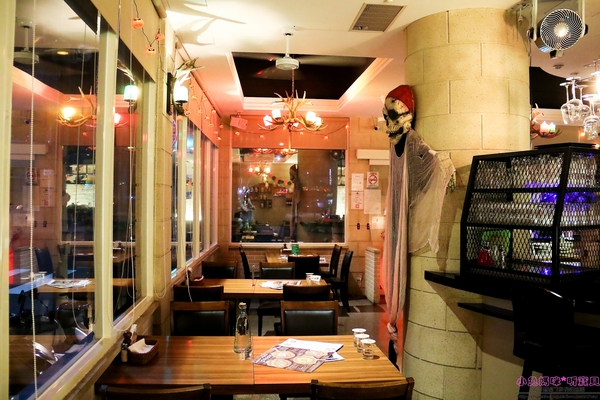 石窯屋：【蘆洲美食】二訪☼石窯屋 ☼窯烤披薩&半月烤餅美味又特別,推薦必嘗~秋季威尼斯墨魚義大利燉飯搭漁港現流小卷海味十足,快來參加萬聖節派對吧!