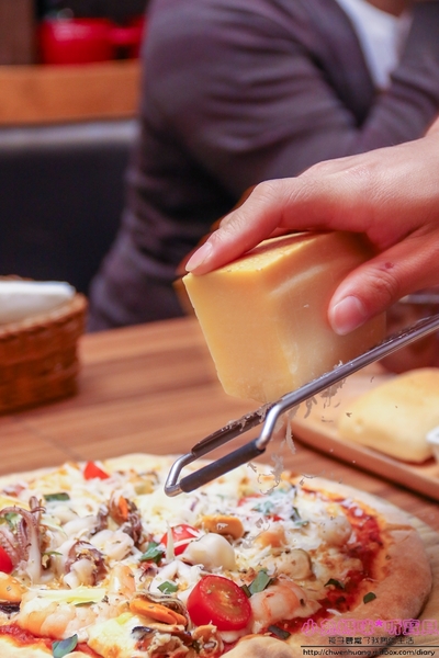 石窯屋：【蘆洲美食】☼石窯屋☼龍蝦番茄蝦醬細扁麵實在是太誘人了,肉質彈牙鮮甜/現點現做現窯烤的披薩&烤餅,餅皮Q彈有咬勁,非常推薦~