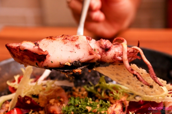 石窯屋：【蘆洲美食】二訪☼石窯屋 ☼窯烤披薩&半月烤餅美味又特別,推薦必嘗~秋季威尼斯墨魚義大利燉飯搭漁港現流小卷海味十足,快來參加萬聖節派對吧!