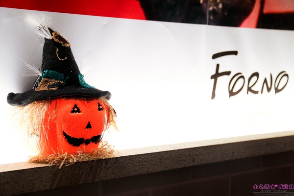 石窯屋：【蘆洲美食】二訪☼石窯屋 ☼窯烤披薩&半月烤餅美味又特別,推薦必嘗~秋季威尼斯墨魚義大利燉飯搭漁港現流小卷海味十足,快來參加萬聖節派對吧!