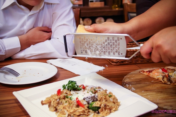 石窯屋：【蘆洲美食】☼石窯屋☼龍蝦番茄蝦醬細扁麵實在是太誘人了,肉質彈牙鮮甜/現點現做現窯烤的披薩&烤餅,餅皮Q彈有咬勁,非常推薦~