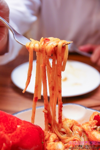 石窯屋：【蘆洲美食】☼石窯屋☼龍蝦番茄蝦醬細扁麵實在是太誘人了,肉質彈牙鮮甜/現點現做現窯烤的披薩&烤餅,餅皮Q彈有咬勁,非常推薦~