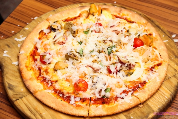 石窯屋：【蘆洲美食】二訪☼石窯屋 ☼窯烤披薩&半月烤餅美味又特別,推薦必嘗~秋季威尼斯墨魚義大利燉飯搭漁港現流小卷海味十足,快來參加萬聖節派對吧!