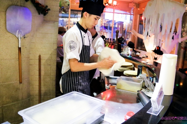 石窯屋：【蘆洲美食】二訪☼石窯屋 ☼窯烤披薩&半月烤餅美味又特別,推薦必嘗~秋季威尼斯墨魚義大利燉飯搭漁港現流小卷海味十足,快來參加萬聖節派對吧!