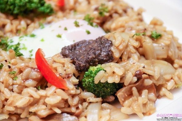 石窯屋：【蘆洲美食】☼石窯屋☼龍蝦番茄蝦醬細扁麵實在是太誘人了,肉質彈牙鮮甜/現點現做現窯烤的披薩&烤餅,餅皮Q彈有咬勁,非常推薦~