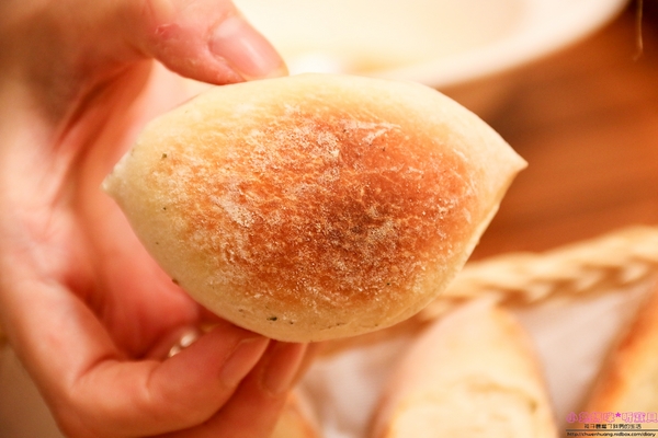 石窯屋：【蘆洲美食】二訪☼石窯屋 ☼窯烤披薩&半月烤餅美味又特別,推薦必嘗~秋季威尼斯墨魚義大利燉飯搭漁港現流小卷海味十足,快來參加萬聖節派對吧!