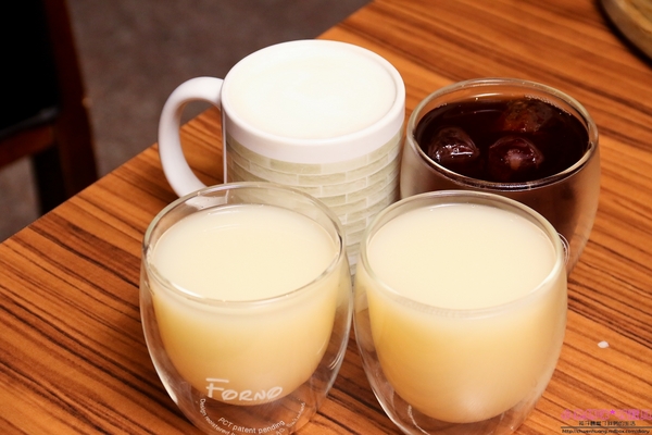 石窯屋：【蘆洲美食】二訪☼石窯屋 ☼窯烤披薩&半月烤餅美味又特別,推薦必嘗~秋季威尼斯墨魚義大利燉飯搭漁港現流小卷海味十足,快來參加萬聖節派對吧!