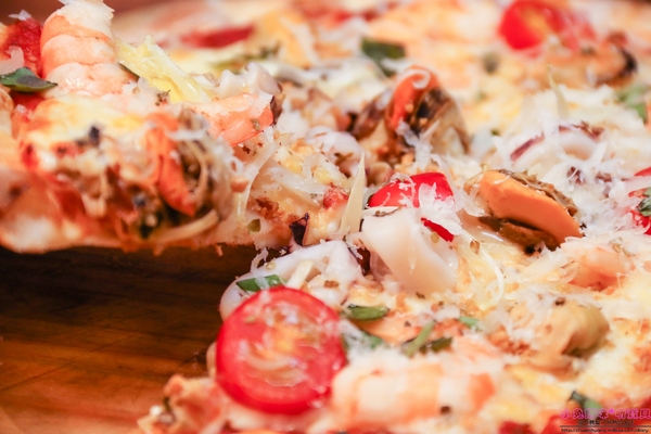 石窯屋：【蘆洲美食】☼石窯屋☼龍蝦番茄蝦醬細扁麵實在是太誘人了,肉質彈牙鮮甜/現點現做現窯烤的披薩&烤餅,餅皮Q彈有咬勁,非常推薦~