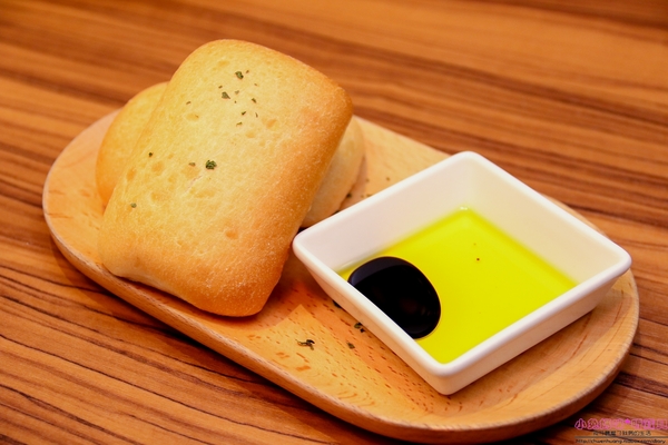 石窯屋：【蘆洲美食】☼石窯屋☼龍蝦番茄蝦醬細扁麵實在是太誘人了,肉質彈牙鮮甜/現點現做現窯烤的披薩&烤餅,餅皮Q彈有咬勁,非常推薦~