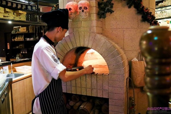 石窯屋：【蘆洲美食】二訪☼石窯屋 ☼窯烤披薩&半月烤餅美味又特別,推薦必嘗~秋季威尼斯墨魚義大利燉飯搭漁港現流小卷海味十足,快來參加萬聖節派對吧!