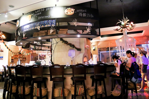 石窯屋：【蘆洲美食】二訪☼石窯屋 ☼窯烤披薩&半月烤餅美味又特別,推薦必嘗~秋季威尼斯墨魚義大利燉飯搭漁港現流小卷海味十足,快來參加萬聖節派對吧!