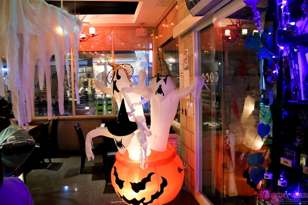 石窯屋：【蘆洲美食】二訪☼石窯屋 ☼窯烤披薩&半月烤餅美味又特別,推薦必嘗~秋季威尼斯墨魚義大利燉飯搭漁港現流小卷海味十足,快來參加萬聖節派對吧!