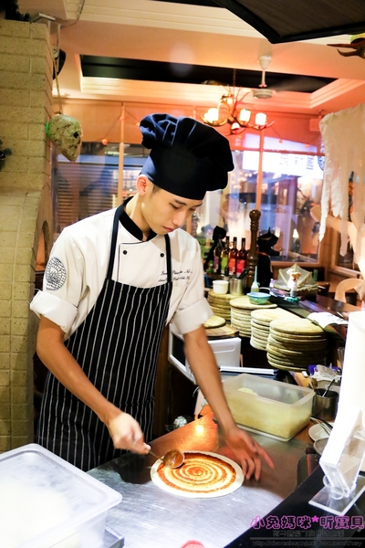 石窯屋：【蘆洲美食】二訪☼石窯屋 ☼窯烤披薩&半月烤餅美味又特別,推薦必嘗~秋季威尼斯墨魚義大利燉飯搭漁港現流小卷海味十足,快來參加萬聖節派對吧!