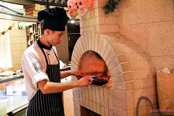 石窯屋：【蘆洲美食】二訪☼石窯屋 ☼窯烤披薩&半月烤餅美味又特別,推薦必嘗~秋季威尼斯墨魚義大利燉飯搭漁港現流小卷海味十足,快來參加萬聖節派對吧!