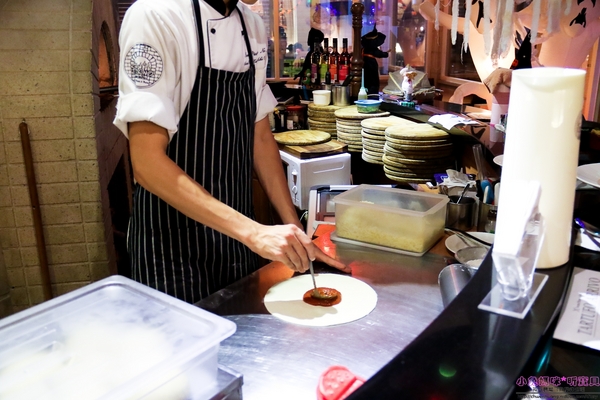 石窯屋：【蘆洲美食】二訪☼石窯屋 ☼窯烤披薩&半月烤餅美味又特別,推薦必嘗~秋季威尼斯墨魚義大利燉飯搭漁港現流小卷海味十足,快來參加萬聖節派對吧!