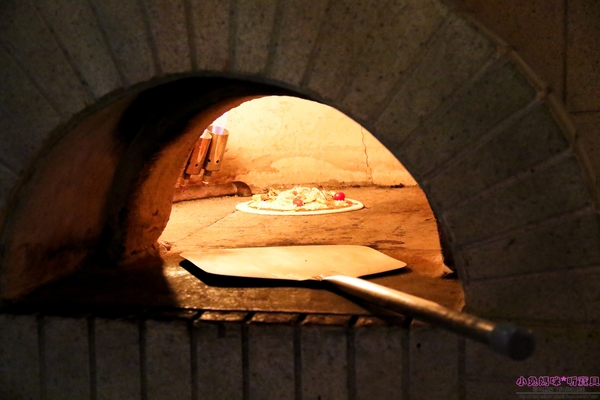 石窯屋：【蘆洲美食】二訪☼石窯屋 ☼窯烤披薩&半月烤餅美味又特別,推薦必嘗~秋季威尼斯墨魚義大利燉飯搭漁港現流小卷海味十足,快來參加萬聖節派對吧!