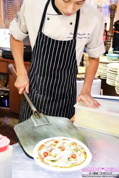 石窯屋：【蘆洲美食】二訪☼石窯屋 ☼窯烤披薩&半月烤餅美味又特別,推薦必嘗~秋季威尼斯墨魚義大利燉飯搭漁港現流小卷海味十足,快來參加萬聖節派對吧!