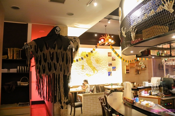 石窯屋：【蘆洲美食】☼石窯屋☼龍蝦番茄蝦醬細扁麵實在是太誘人了,肉質彈牙鮮甜/現點現做現窯烤的披薩&烤餅,餅皮Q彈有咬勁,非常推薦~