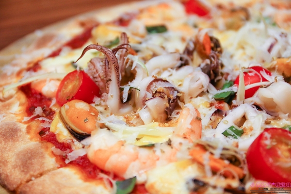 石窯屋：【蘆洲美食】☼石窯屋☼龍蝦番茄蝦醬細扁麵實在是太誘人了,肉質彈牙鮮甜/現點現做現窯烤的披薩&烤餅,餅皮Q彈有咬勁,非常推薦~