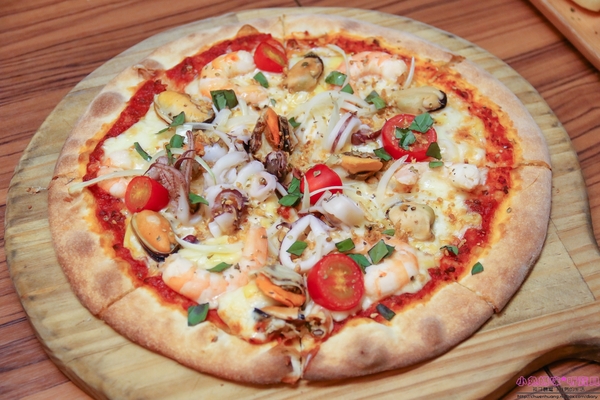 石窯屋：【蘆洲美食】☼石窯屋☼龍蝦番茄蝦醬細扁麵實在是太誘人了,肉質彈牙鮮甜/現點現做現窯烤的披薩&烤餅,餅皮Q彈有咬勁,非常推薦~