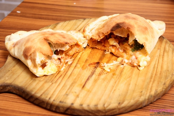 石窯屋：【蘆洲美食】二訪☼石窯屋 ☼窯烤披薩&半月烤餅美味又特別,推薦必嘗~秋季威尼斯墨魚義大利燉飯搭漁港現流小卷海味十足,快來參加萬聖節派對吧!