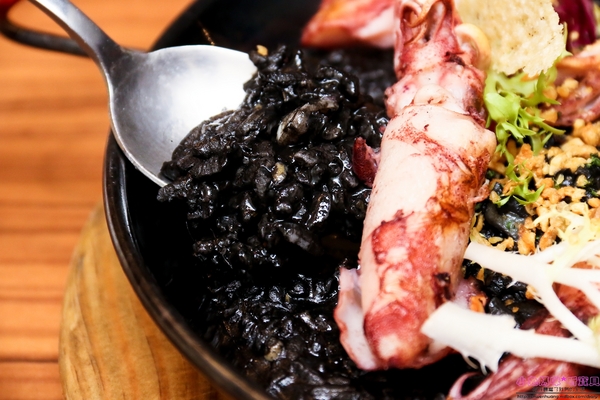 石窯屋：【蘆洲美食】二訪☼石窯屋 ☼窯烤披薩&半月烤餅美味又特別,推薦必嘗~秋季威尼斯墨魚義大利燉飯搭漁港現流小卷海味十足,快來參加萬聖節派對吧!