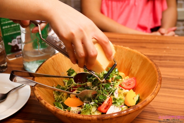 石窯屋：【蘆洲美食】二訪☼石窯屋 ☼窯烤披薩&半月烤餅美味又特別,推薦必嘗~秋季威尼斯墨魚義大利燉飯搭漁港現流小卷海味十足,快來參加萬聖節派對吧!