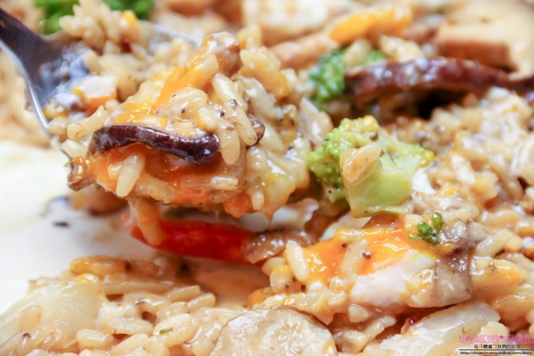 石窯屋：【蘆洲美食】☼石窯屋☼龍蝦番茄蝦醬細扁麵實在是太誘人了,肉質彈牙鮮甜/現點現做現窯烤的披薩&烤餅,餅皮Q彈有咬勁,非常推薦~