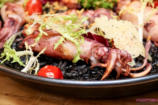 石窯屋：【蘆洲美食】二訪☼石窯屋 ☼窯烤披薩&半月烤餅美味又特別,推薦必嘗~秋季威尼斯墨魚義大利燉飯搭漁港現流小卷海味十足,快來參加萬聖節派對吧!