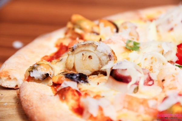 石窯屋：【蘆洲美食】二訪☼石窯屋 ☼窯烤披薩&半月烤餅美味又特別,推薦必嘗~秋季威尼斯墨魚義大利燉飯搭漁港現流小卷海味十足,快來參加萬聖節派對吧!