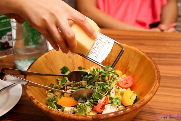 石窯屋：【蘆洲美食】二訪☼石窯屋 ☼窯烤披薩&半月烤餅美味又特別,推薦必嘗~秋季威尼斯墨魚義大利燉飯搭漁港現流小卷海味十足,快來參加萬聖節派對吧!