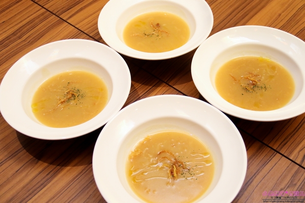 石窯屋：【蘆洲美食】二訪☼石窯屋 ☼窯烤披薩&半月烤餅美味又特別,推薦必嘗~秋季威尼斯墨魚義大利燉飯搭漁港現流小卷海味十足,快來參加萬聖節派對吧!