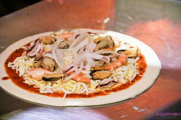 石窯屋：【蘆洲美食】二訪☼石窯屋 ☼窯烤披薩&半月烤餅美味又特別,推薦必嘗~秋季威尼斯墨魚義大利燉飯搭漁港現流小卷海味十足,快來參加萬聖節派對吧!