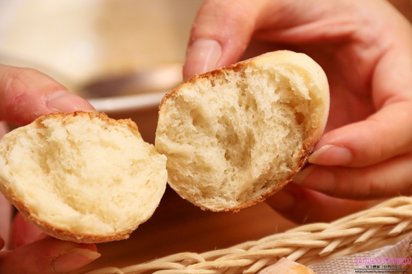 石窯屋：【蘆洲美食】二訪☼石窯屋 ☼窯烤披薩&半月烤餅美味又特別,推薦必嘗~秋季威尼斯墨魚義大利燉飯搭漁港現流小卷海味十足,快來參加萬聖節派對吧!