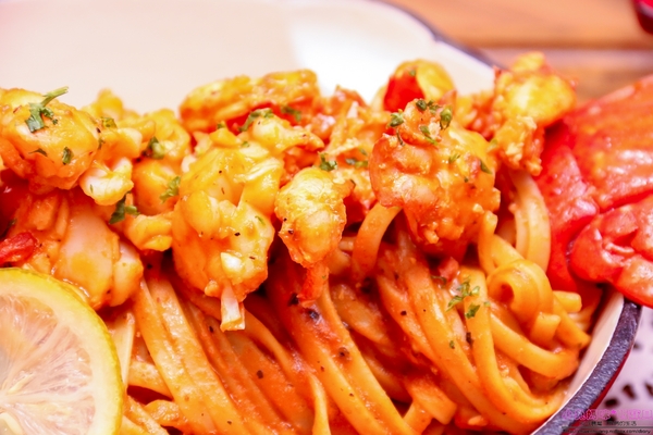 石窯屋：【蘆洲美食】☼石窯屋☼龍蝦番茄蝦醬細扁麵實在是太誘人了,肉質彈牙鮮甜/現點現做現窯烤的披薩&烤餅,餅皮Q彈有咬勁,非常推薦~