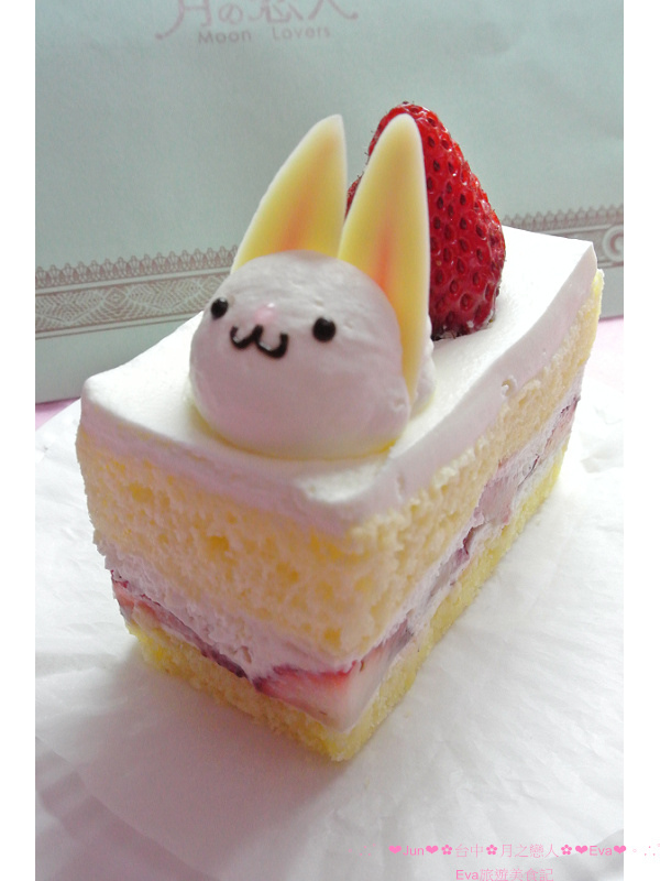 月の戀人Moon Lovers (原Bien 品昂創作洋菓子):【食記】oO。台中 勤美綠園道 月之戀人 Moon Lovers 草莓鮮奶油蛋糕 一進店家就會打開少女魂的可愛的草莓兔兔蛋糕,讓草莓蛋糕,更增添一絲可愛感,許多藝人喜愛的蛋糕店!。o○。