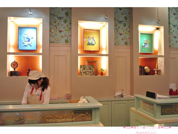 月の戀人Moon Lovers (原Bien 品昂創作洋菓子):【食記】oO。台中 勤美綠園道 月之戀人 Moon Lovers 草莓鮮奶油蛋糕 一進店家就會打開少女魂的可愛的草莓兔兔蛋糕,讓草莓蛋糕,更增添一絲可愛感,許多藝人喜愛的蛋糕店!。o○。