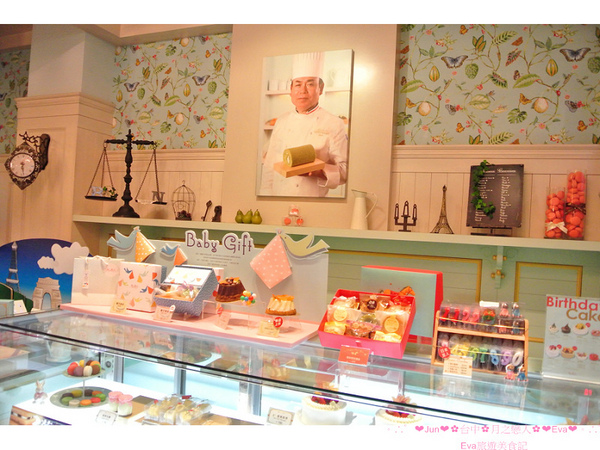 月の戀人Moon Lovers (原Bien 品昂創作洋菓子):【食記】oO。台中 勤美綠園道 月之戀人 Moon Lovers 草莓鮮奶油蛋糕 一進店家就會打開少女魂的可愛的草莓兔兔蛋糕,讓草莓蛋糕,更增添一絲可愛感,許多藝人喜愛的蛋糕店!。o○。