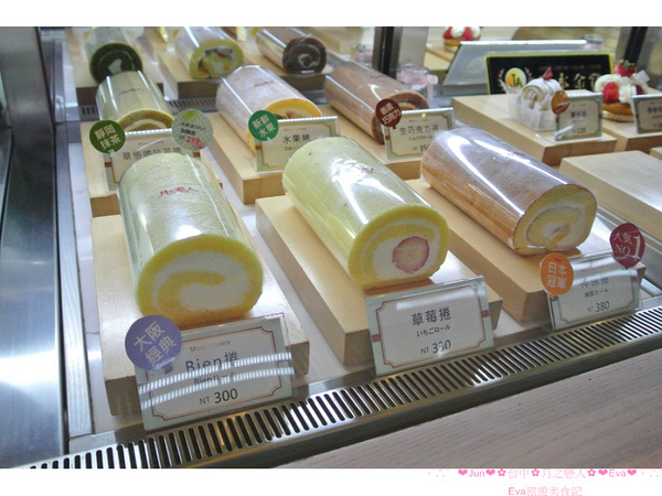 月の戀人Moon Lovers (原Bien 品昂創作洋菓子):【食記】oO。台中 勤美綠園道 月之戀人 Moon Lovers 草莓鮮奶油蛋糕 一進店家就會打開少女魂的可愛的草莓兔兔蛋糕,讓草莓蛋糕,更增添一絲可愛感,許多藝人喜愛的蛋糕店!。o○。