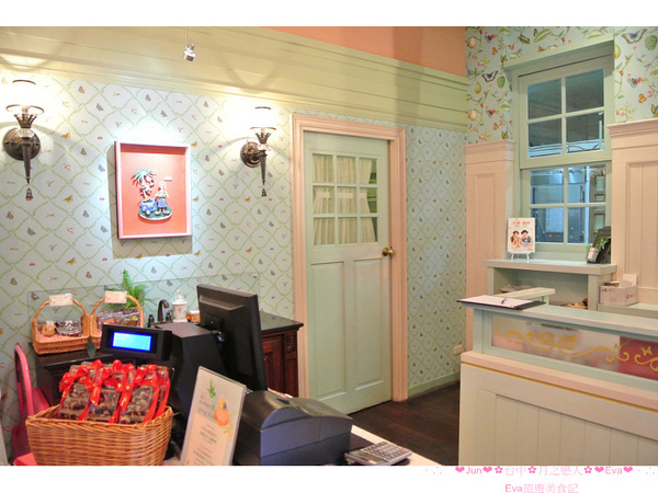 月の戀人Moon Lovers (原Bien 品昂創作洋菓子):【食記】oO。台中 勤美綠園道 月之戀人 Moon Lovers 草莓鮮奶油蛋糕 一進店家就會打開少女魂的可愛的草莓兔兔蛋糕,讓草莓蛋糕,更增添一絲可愛感,許多藝人喜愛的蛋糕店!。o○。