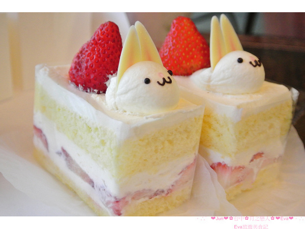 月の戀人Moon Lovers (原Bien 品昂創作洋菓子):【食記】oO。台中 勤美綠園道 月之戀人 Moon Lovers 草莓鮮奶油蛋糕 一進店家就會打開少女魂的可愛的草莓兔兔蛋糕,讓草莓蛋糕,更增添一絲可愛感,許多藝人喜愛的蛋糕店!。o○。
