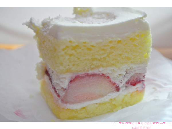 月の戀人Moon Lovers (原Bien 品昂創作洋菓子):【食記】oO。台中 勤美綠園道 月之戀人 Moon Lovers 草莓鮮奶油蛋糕 一進店家就會打開少女魂的可愛的草莓兔兔蛋糕,讓草莓蛋糕,更增添一絲可愛感,許多藝人喜愛的蛋糕店!。o○。