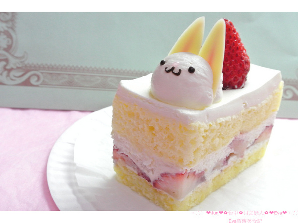月の戀人Moon Lovers (原Bien 品昂創作洋菓子):【食記】oO。台中 勤美綠園道 月之戀人 Moon Lovers 草莓鮮奶油蛋糕 一進店家就會打開少女魂的可愛的草莓兔兔蛋糕,讓草莓蛋糕,更增添一絲可愛感,許多藝人喜愛的蛋糕店!。o○。