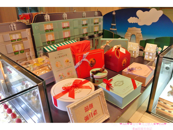 月の戀人Moon Lovers (原Bien 品昂創作洋菓子):【食記】oO。台中 勤美綠園道 月之戀人 Moon Lovers 草莓鮮奶油蛋糕 一進店家就會打開少女魂的可愛的草莓兔兔蛋糕,讓草莓蛋糕,更增添一絲可愛感,許多藝人喜愛的蛋糕店!。o○。